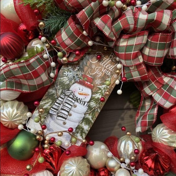 Traditional round deco mesh Wreath - Picture 3 of 3